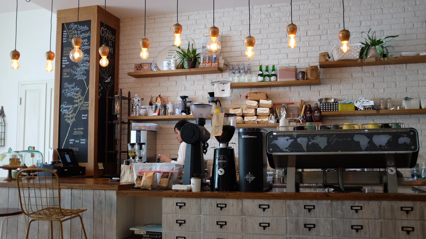Comptoir de café chaleureux avec tasses, pâtisseries et lumière douce