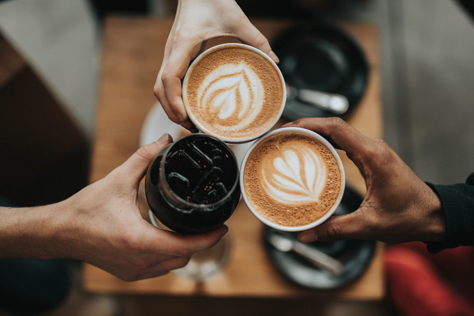 Barista préparant un café de spécialité dans un café contemporain