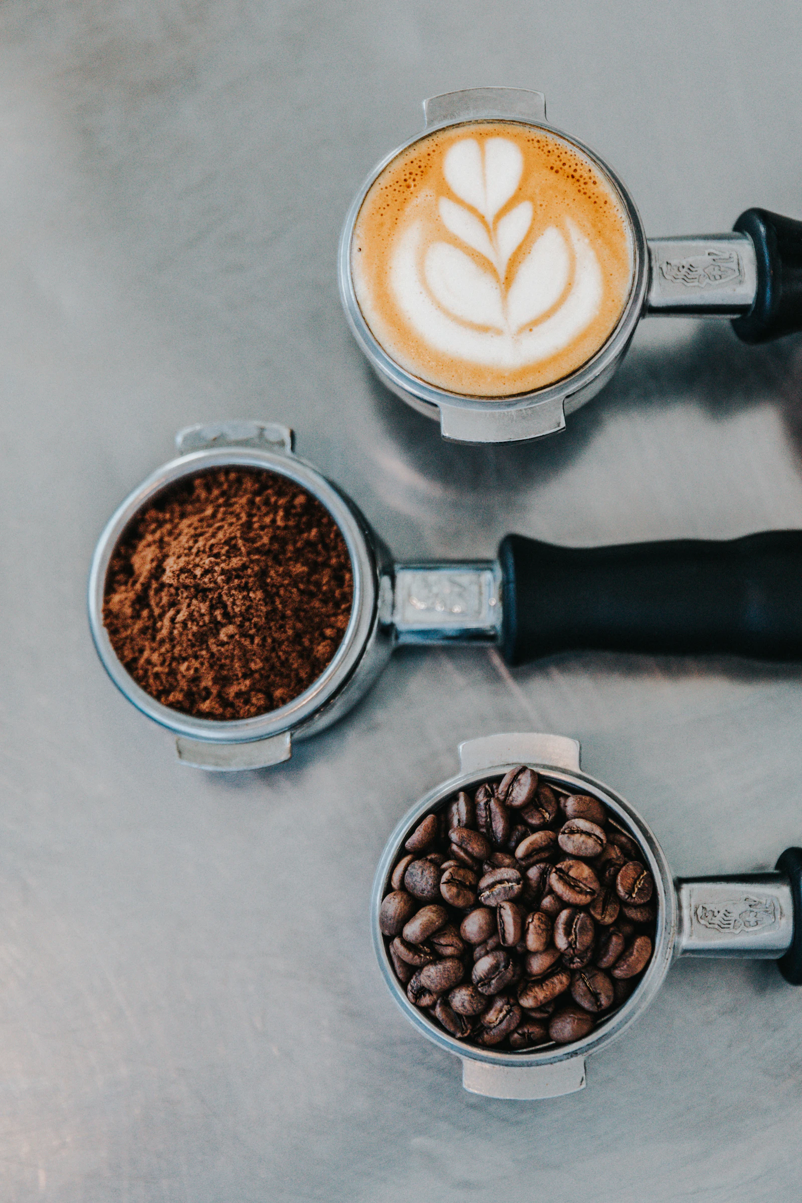 Barista préparant un café avec une machine espresso et un moulin