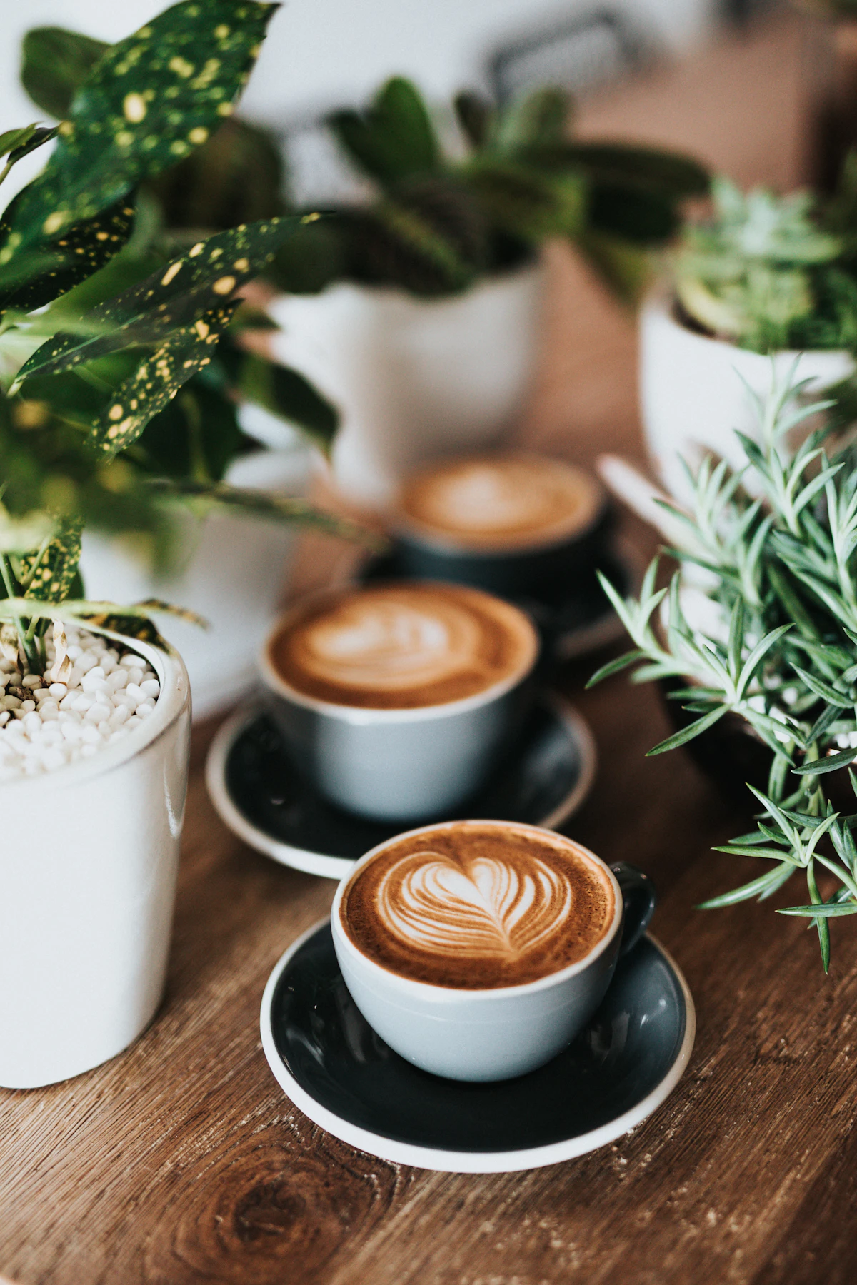 Tasse de café sur une table avec lumière douce et ambiance apaisante